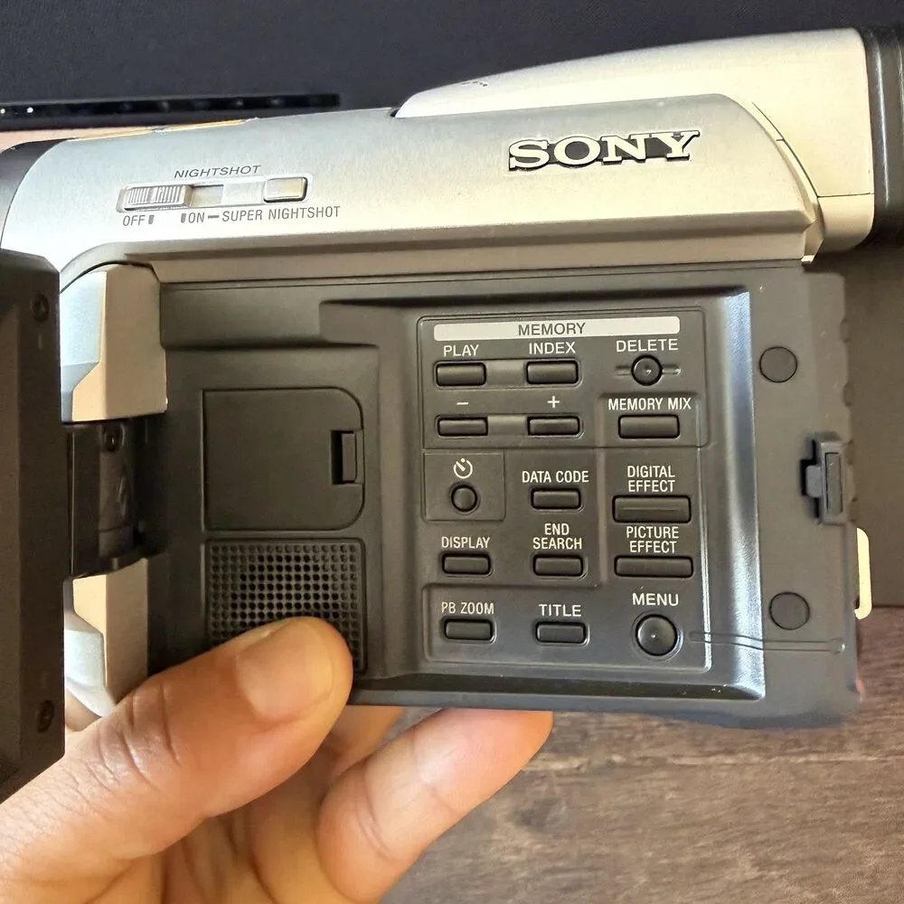 Sony Handycam DCR-TRV520 Digital8 Camcorder Plays Hi8 8mm Transfer Bundle